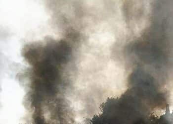 Strani odori nell’aria, minacce a chi tenta di fotografare le discariche abusive