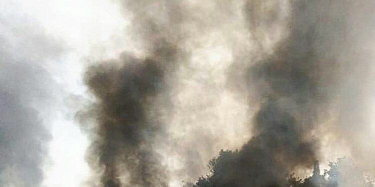 Strani odori nell’aria, minacce a chi tenta di fotografare le discariche abusive