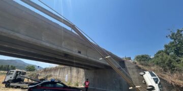 Incidente stradale sulla SS 387 a San Vito: donna precipita da un ponte con l’auto, trasportata in ospedale in codice rosso