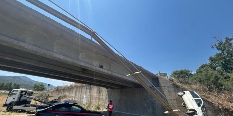 Incidente stradale sulla SS 387 a San Vito: donna precipita da un ponte con l’auto, trasportata in ospedale in codice rosso