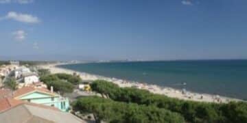 Torregrande, un tuffo in acqua rischia di trasformarsi in tragedia per un 14enne