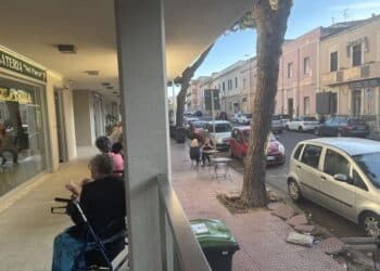 Cagliari, boom di giovani in via Italia: la strada rinasce con tanti nuovi locali, dagli spritz alle pizze ai formaggi