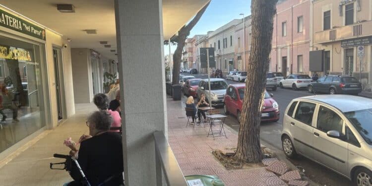 Cagliari, boom di giovani in via Italia: la strada rinasce con tanti nuovi locali, dagli spritz alle pizze ai formaggi