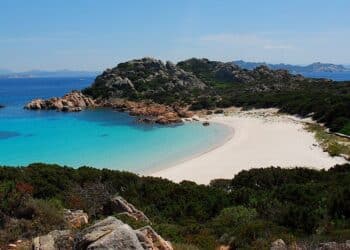 La sabbia rosa di Budelli in vendita online, il Grig: “Vanno pesantemente sanzionati”