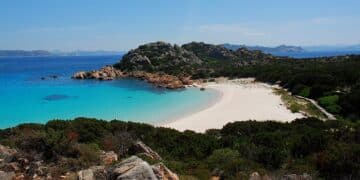 La sabbia rosa di Budelli in vendita online, il Grig: “Vanno pesantemente sanzionati”