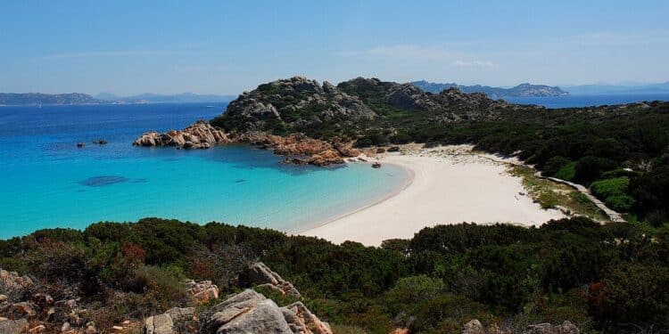 La sabbia rosa di Budelli in vendita online, il Grig: “Vanno pesantemente sanzionati”