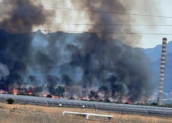 Macchiareddu in fiamme: maxi incendio avvolge l’area Heineken, momenti di grande paura (VIDEO)