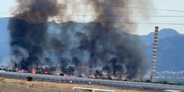 Macchiareddu in fiamme: maxi incendio avvolge l’area Heineken, momenti di grande paura (VIDEO)