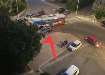 Cagliari, caos in via Galvani: residenti in trappola tra auto in sosta e bus costretti a invadere la corsia opposta