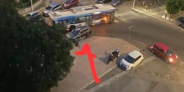 Cagliari, caos in via Galvani: residenti in trappola tra auto in sosta e bus costretti a invadere la corsia opposta