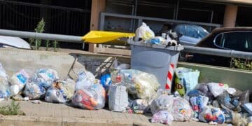 Sestu, Cortexandra sommersa dai rifiuti: “Marciapiedi impraticabili e rischio per i residenti”