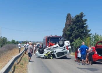 Quartu, pauroso incidente in via Marco Polo: un’auto ribaltata e tre feriti. I residenti: “Serve un autovelox”