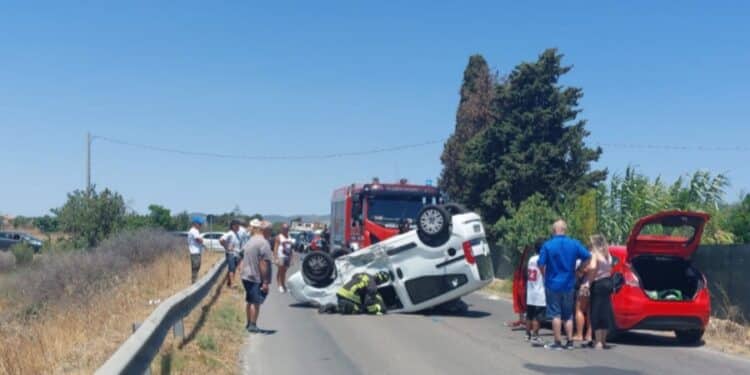 Quartu, pauroso incidente in via Marco Polo: un’auto ribaltata e tre feriti. I residenti: “Serve un autovelox”
