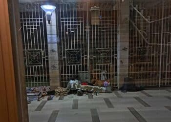 Cagliari, degrado alla Galleria Ormus: “È diventato un letamaio, dormono in strada e nessuno interviene”