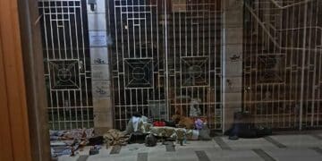 Cagliari, degrado alla Galleria Ormus: “È diventato un letamaio, dormono in strada e nessuno interviene”