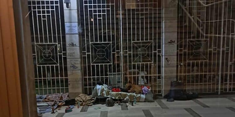 Cagliari, degrado alla Galleria Ormus: “È diventato un letamaio, dormono in strada e nessuno interviene”