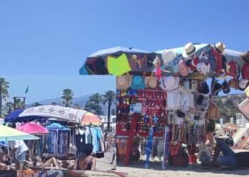 Poetto, scoppia la rabbia dei bagnanti: “Lettini fuori concessione e negozietti abusivi sulla spiaggia libera”