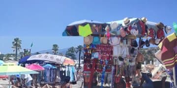 Poetto, scoppia la rabbia dei bagnanti: “Lettini fuori concessione e negozietti abusivi sulla spiaggia libera”