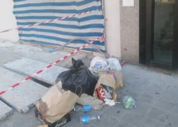 Quartu, via Brigata Sassari sommersa dai rifiuti: “Impossibile anche suonare il campanello per il fetore”