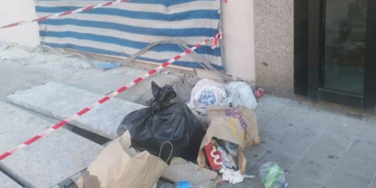 Quartu, via Brigata Sassari sommersa dai rifiuti: “Impossibile anche suonare il campanello per il fetore”