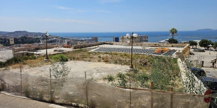 Cagliari, cantiere fantasma al Bastione di Santa Caterina: “Cartelli ovunque, ma nessun operaio”