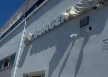 Burger King sbarca al Poetto davanti al Lido e scoppia la polemica: “Io sto con i caddozzoni”