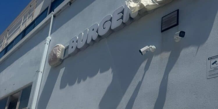 Burger King sbarca al Poetto davanti al Lido e scoppia la polemica: “Io sto con i caddozzoni”