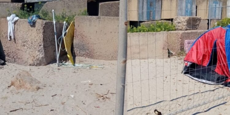 Cagliari, il Villaggio Pescatori sommerso dai rifiuti: “Uno scempio totale in un angolo di paradiso”