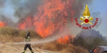 Cagliari, incendio tra via Peretti e via Jenner: le fiamme lambiscono il Brotzu e arrivano fino al parcheggio (VIDEO)