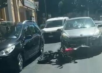 Cagliari, scontro tra auto e moto in via Italia: ferito un centauro, traffico in tilt (VIDEO)