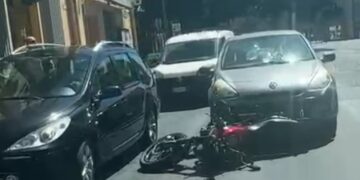 Cagliari, scontro tra auto e moto in via Italia: ferito un centauro, traffico in tilt (VIDEO)