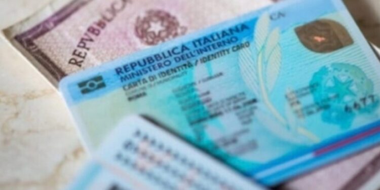 Cagliari, il rinnovo dei documenti diventa un incubo: “File dalle 4 del mattino, solo 16 persone a settimana”