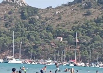 Cagliari, oltre 60 barche a pochi metri dalla riva tra i bagnanti al Poetto: “Surreale, il mare sembra un porto” (VIDEO)