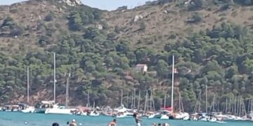 Cagliari, oltre 60 barche a pochi metri dalla riva tra i bagnanti al Poetto: “Surreale, il mare sembra un porto” (VIDEO)