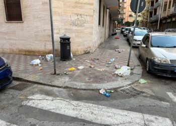 Cagliari, rifiuti da incubo a San Benedetto: “Cartelli finti e nessun controllo, ecco quanto viviamo nel degrado”