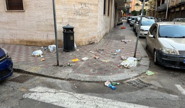 Cagliari, rifiuti da incubo a San Benedetto: “Cartelli finti e nessun controllo, ecco quanto viviamo nel degrado”