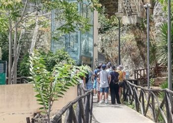 Cagliari, ascensore a intermittenza nel Terrapieno: “Situazione surreale”, protestano residenti e turisti