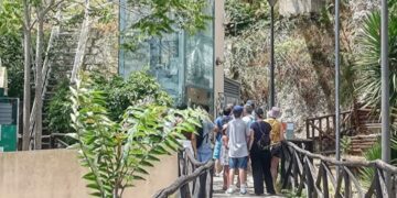 Cagliari, ascensore a intermittenza nel Terrapieno: “Situazione surreale”, protestano residenti e turisti