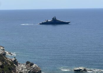 Teulada, maxi yacht da sogno davanti a Piscinnì, con elicottero e tender: mistero sul proprietario