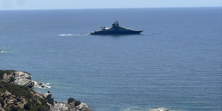 Teulada, maxi yacht da sogno davanti a Piscinnì, con elicottero e tender: mistero sul proprietario