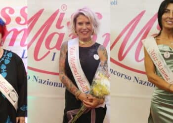 La super tifosa rossoblù Milena Masala regina delle “evergreen”: a 63 anni conquista la fascia di Miss Mamma Italiana