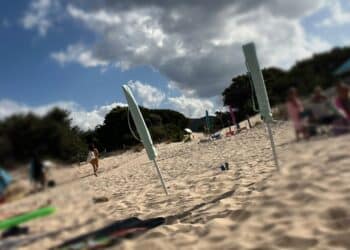 Estate cafona anche a Chia: ombrelloni lasciati in spiaggia per occupare i posti migliori