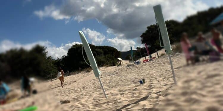 Estate cafona anche a Chia: ombrelloni lasciati in spiaggia per occupare i posti migliori