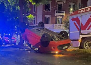 Cagliari, paura in via Dante per uno spaventoso incidente: auto si ribalta nella notte, ferita una donna