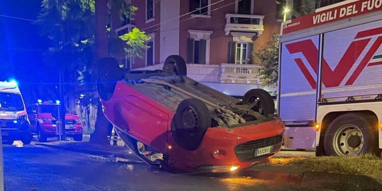 Cagliari, paura in via Dante per uno spaventoso incidente: auto si ribalta nella notte, ferita una donna