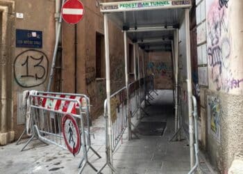 Cagliari, in via dei Genovesi le transenne “eterne” davanti all’ex liceo San Giuseppe fanno infuriare i residenti
