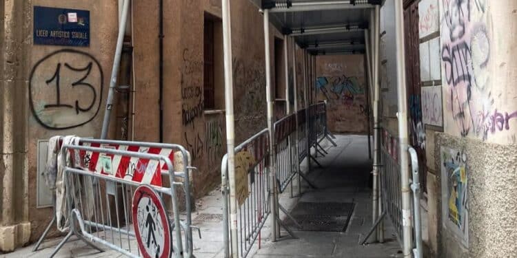Cagliari, in via dei Genovesi le transenne “eterne” davanti all’ex liceo San Giuseppe fanno infuriare i residenti