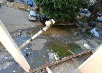 Cagliari, via Schiavazzi sommersa dai liquami: “Aprire le finestre è impossibile, c’è puzza ovunque. Viviamo barricati in casa”