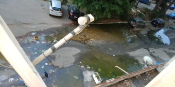 Cagliari, via Schiavazzi sommersa dai liquami: “Aprire le finestre è impossibile, c’è puzza ovunque. Viviamo barricati in casa”