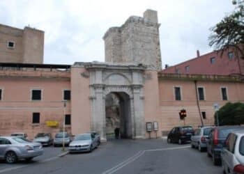 Cagliari, Porta Cristina chiusa per lavori e Castello perde un varco in piena estate: “Una follia, la città è paralizzata”